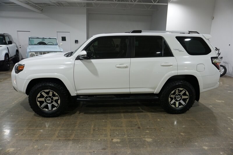 Toyota 4Runner TRD Pro Vehicle Full-screen Gallery Image 05