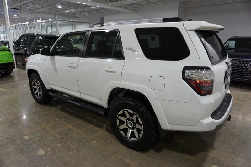 Toyota 4Runner TRD Pro Vehicle Full-screen Gallery Image 06