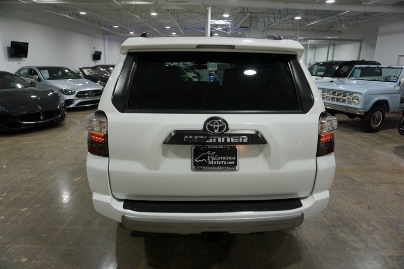 Toyota 4Runner TRD Pro Vehicle Full-screen Gallery Image 08