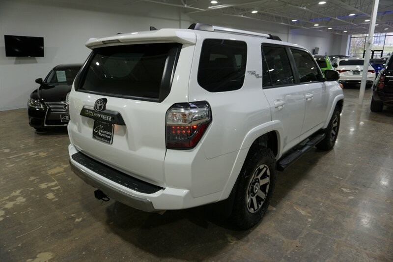 Toyota 4Runner TRD Pro Vehicle Full-screen Gallery Image 09