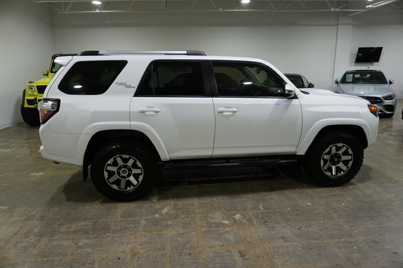 Toyota 4Runner TRD Pro Vehicle Full-screen Gallery Image 11