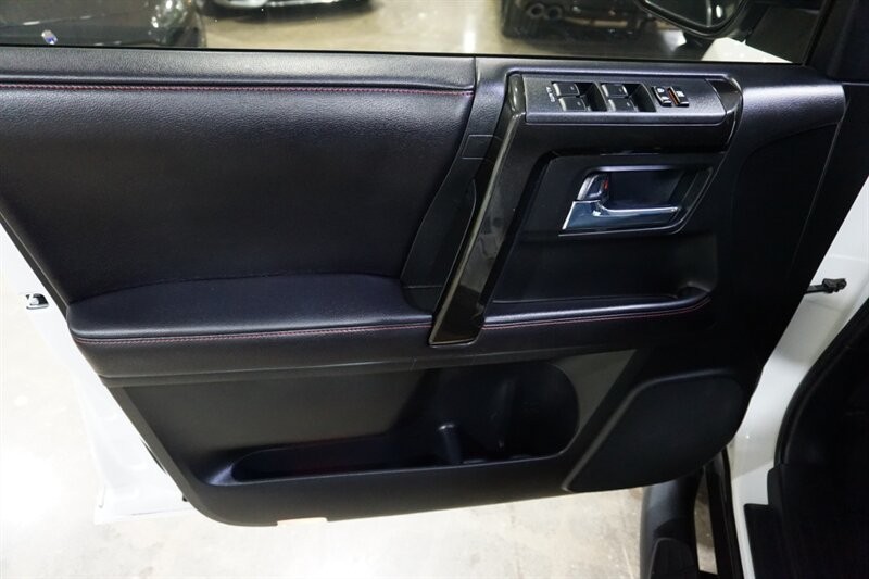 Toyota 4Runner TRD Pro Vehicle Full-screen Gallery Image 17