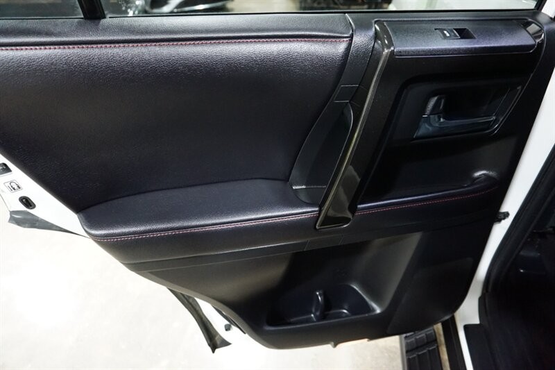 Toyota 4Runner TRD Pro Vehicle Full-screen Gallery Image 23