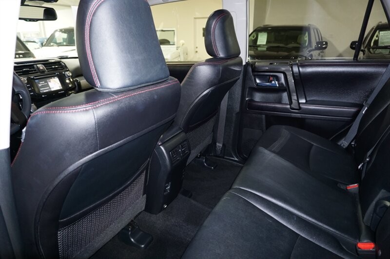 Toyota 4Runner TRD Pro Vehicle Full-screen Gallery Image 24