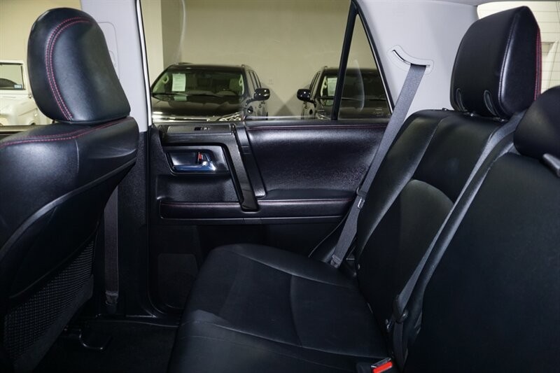 Toyota 4Runner TRD Pro Vehicle Full-screen Gallery Image 25