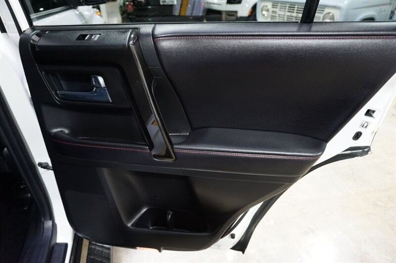 Toyota 4Runner TRD Pro Vehicle Full-screen Gallery Image 29