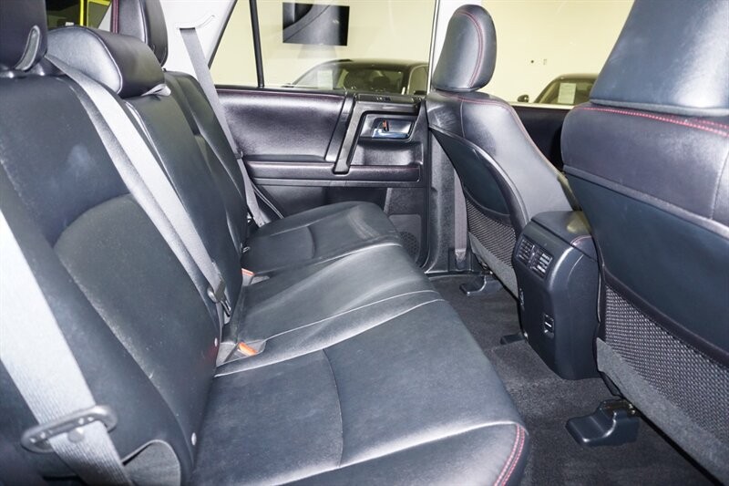 Toyota 4Runner TRD Pro Vehicle Full-screen Gallery Image 32