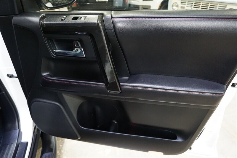 Toyota 4Runner TRD Pro Vehicle Full-screen Gallery Image 34