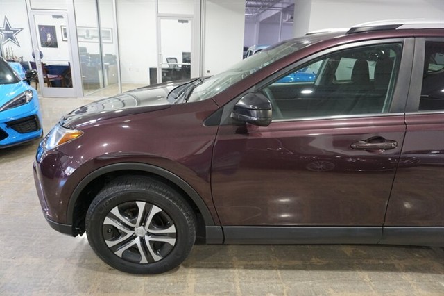 2016 Toyota RAV4 LE photo 2