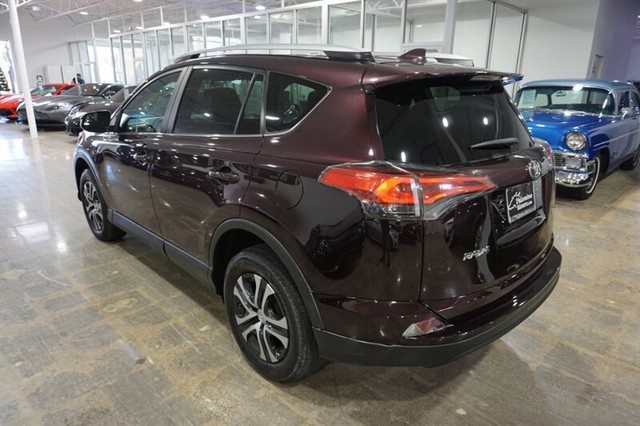 2016 Toyota RAV4 LE photo 6