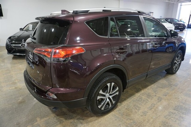 2016 Toyota RAV4 LE photo 8