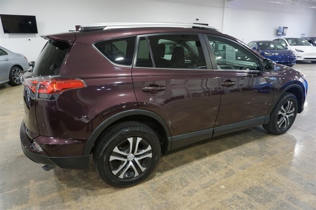 2016 Toyota RAV4 LE photo 9