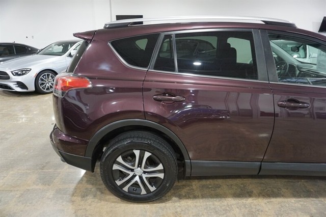 2016 Toyota RAV4 LE photo 11