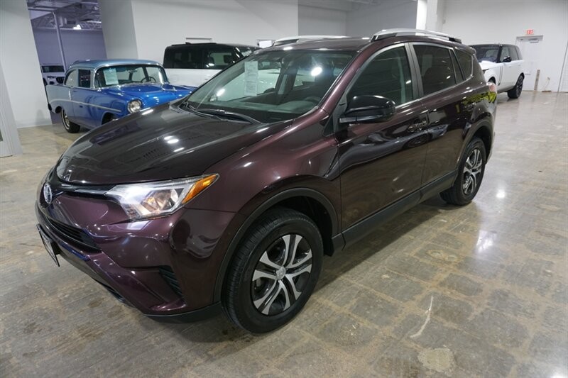 Toyota RAV4 LE Vehicle Full-screen Gallery Image 01