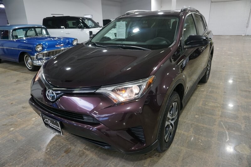 Toyota RAV4 LE Vehicle Full-screen Gallery Image 02