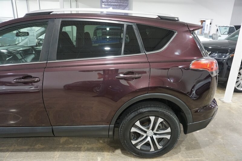 Toyota RAV4 LE Vehicle Full-screen Gallery Image 04