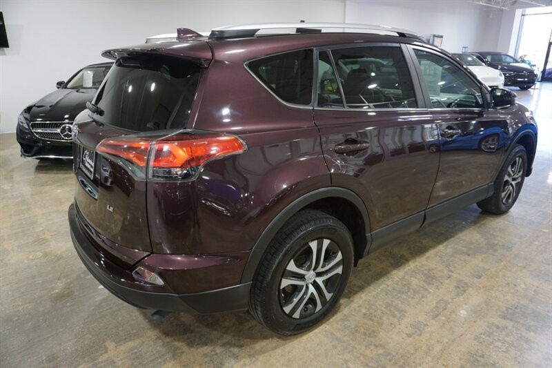 Toyota RAV4 LE Vehicle Full-screen Gallery Image 09