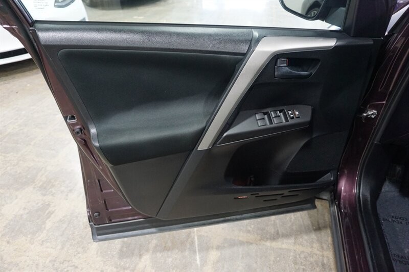 Toyota RAV4 LE Vehicle Full-screen Gallery Image 17