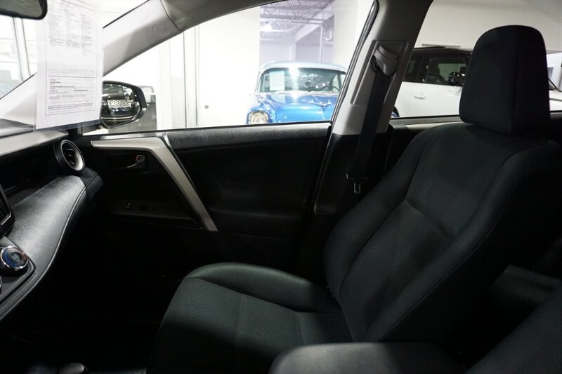 Toyota RAV4 LE Vehicle Full-screen Gallery Image 19