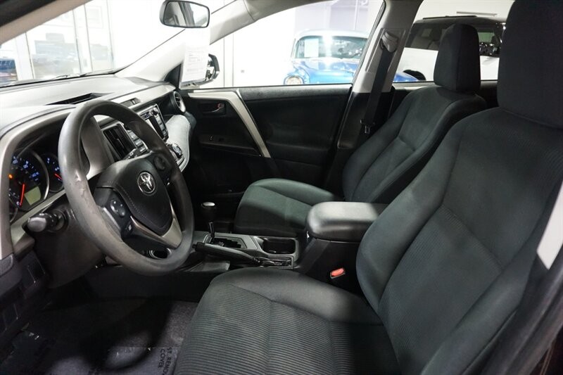 Toyota RAV4 LE Vehicle Full-screen Gallery Image 20