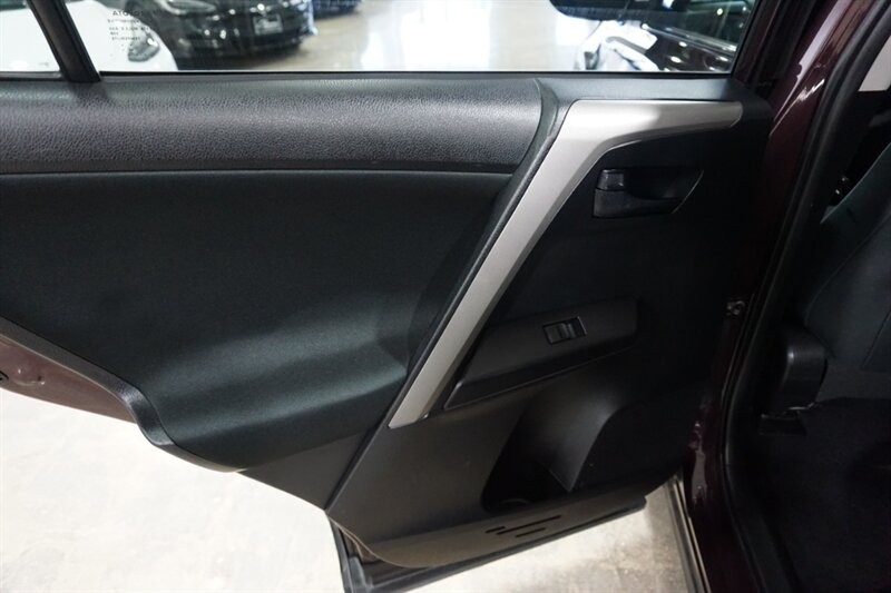 Toyota RAV4 LE Vehicle Full-screen Gallery Image 22