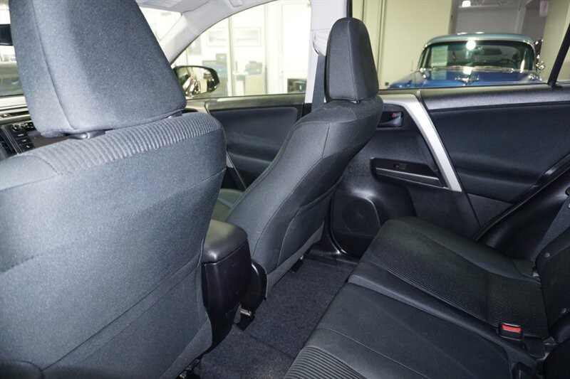 Toyota RAV4 LE Vehicle Full-screen Gallery Image 23