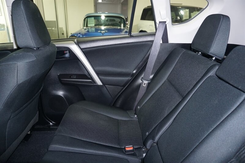 Toyota RAV4 LE Vehicle Full-screen Gallery Image 24