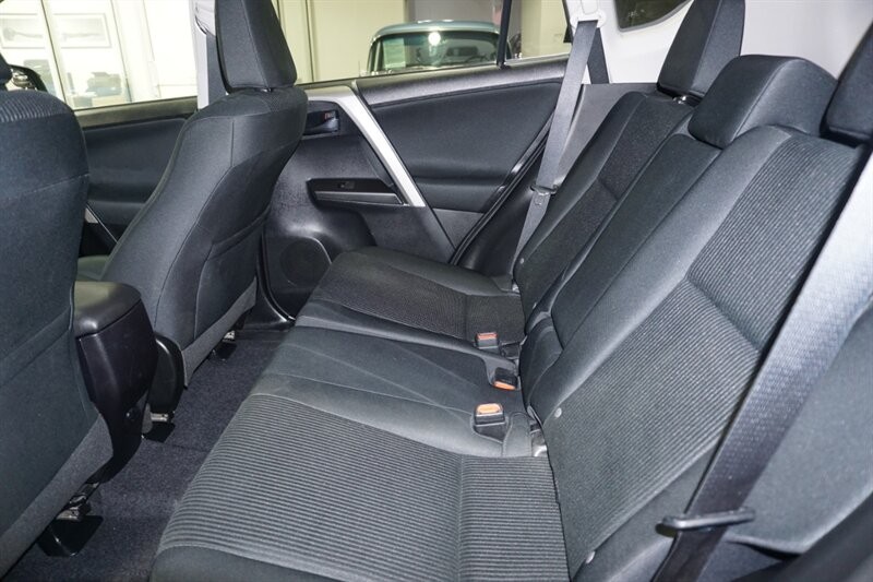 Toyota RAV4 LE Vehicle Full-screen Gallery Image 25