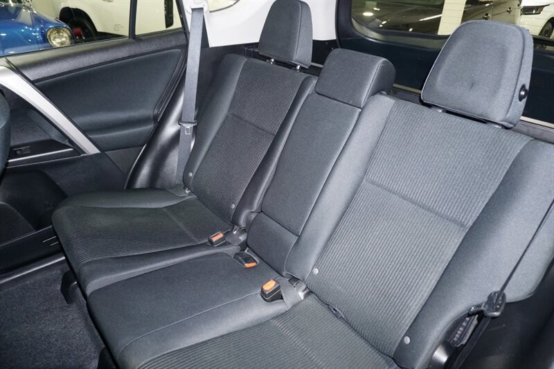 Toyota RAV4 LE Vehicle Full-screen Gallery Image 26