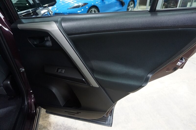 Toyota RAV4 LE Vehicle Full-screen Gallery Image 27