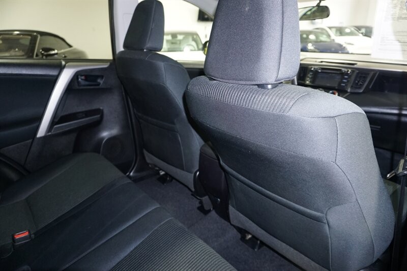 Toyota RAV4 LE Vehicle Full-screen Gallery Image 28