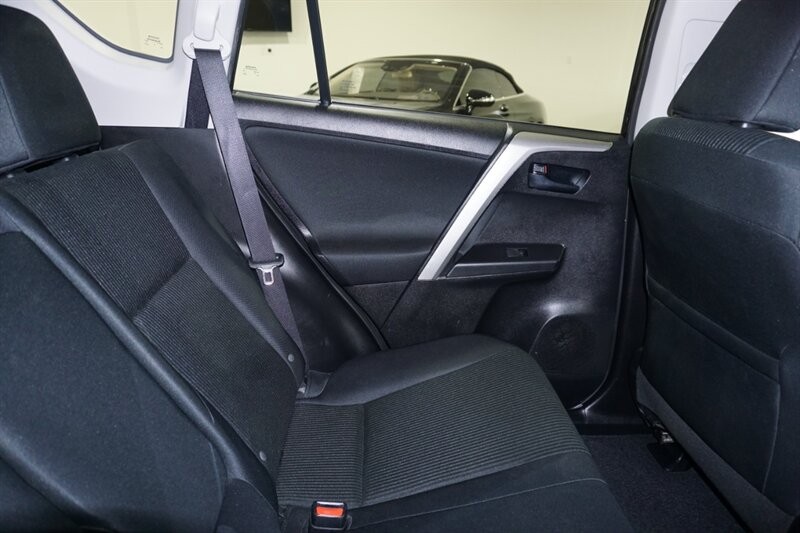 Toyota RAV4 LE Vehicle Full-screen Gallery Image 29