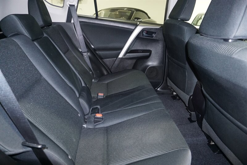 Toyota RAV4 LE Vehicle Full-screen Gallery Image 30