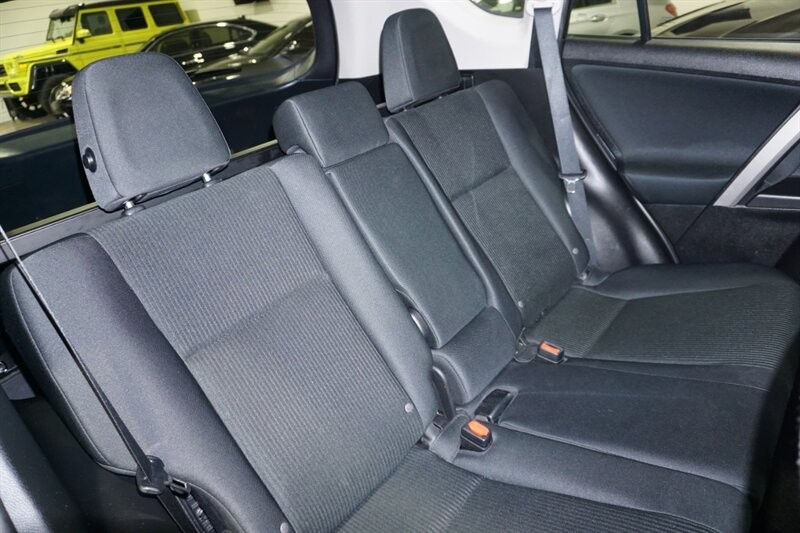 Toyota RAV4 LE Vehicle Full-screen Gallery Image 31