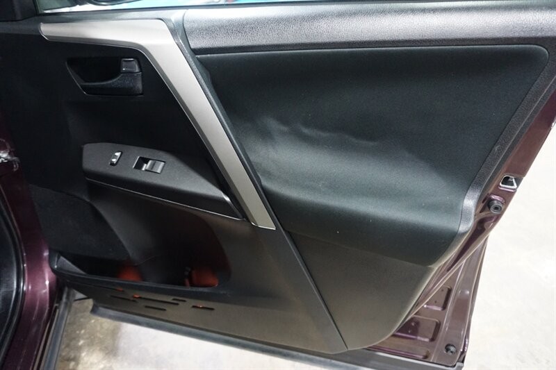 Toyota RAV4 LE Vehicle Full-screen Gallery Image 32