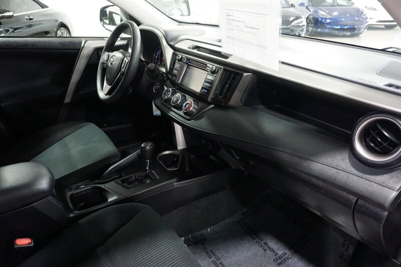 Toyota RAV4 LE Vehicle Full-screen Gallery Image 33