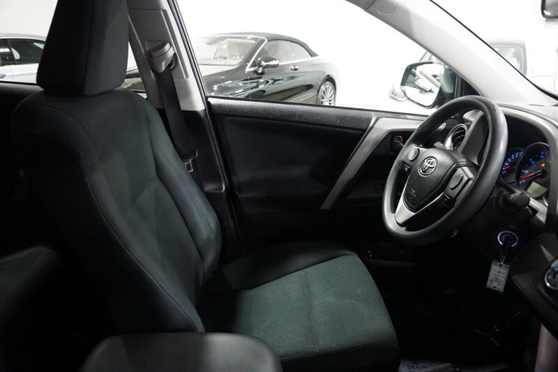 Toyota RAV4 LE Vehicle Full-screen Gallery Image 34