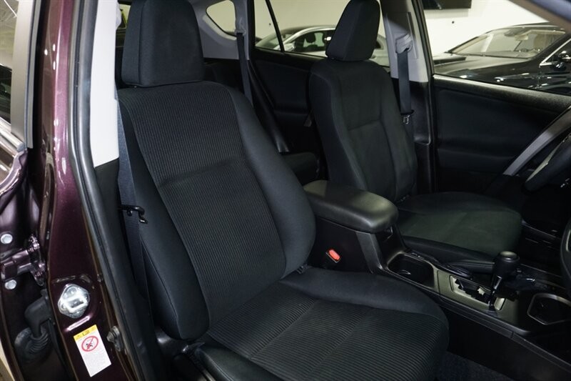 Toyota RAV4 LE Vehicle Full-screen Gallery Image 36