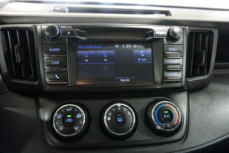 Toyota RAV4 LE Vehicle Full-screen Gallery Image 50