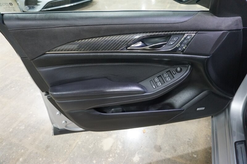 Cadillac CTS 3.6L Premium Luxury Vehicle Full-screen Gallery Image 17