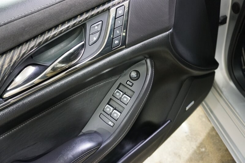 Cadillac CTS 3.6L Premium Luxury Vehicle Full-screen Gallery Image 18