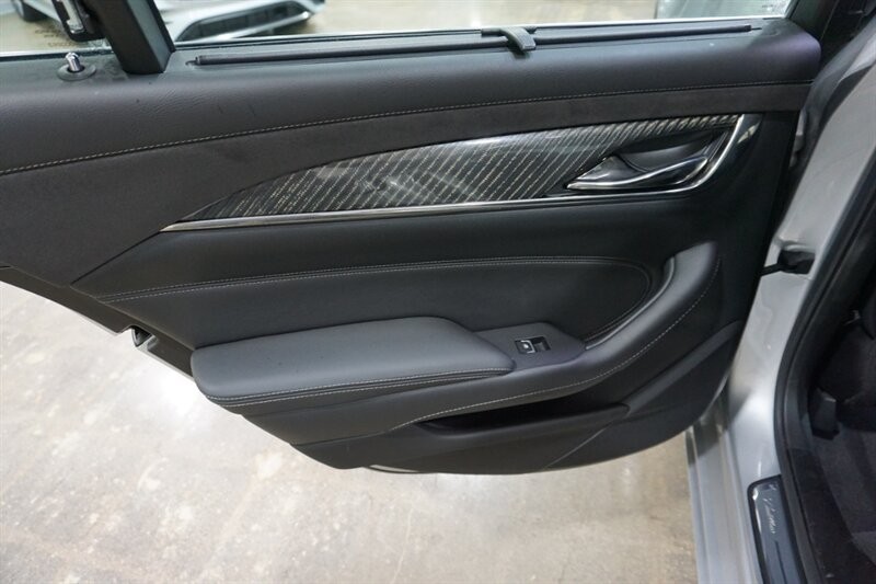 Cadillac CTS 3.6L Premium Luxury Vehicle Full-screen Gallery Image 23