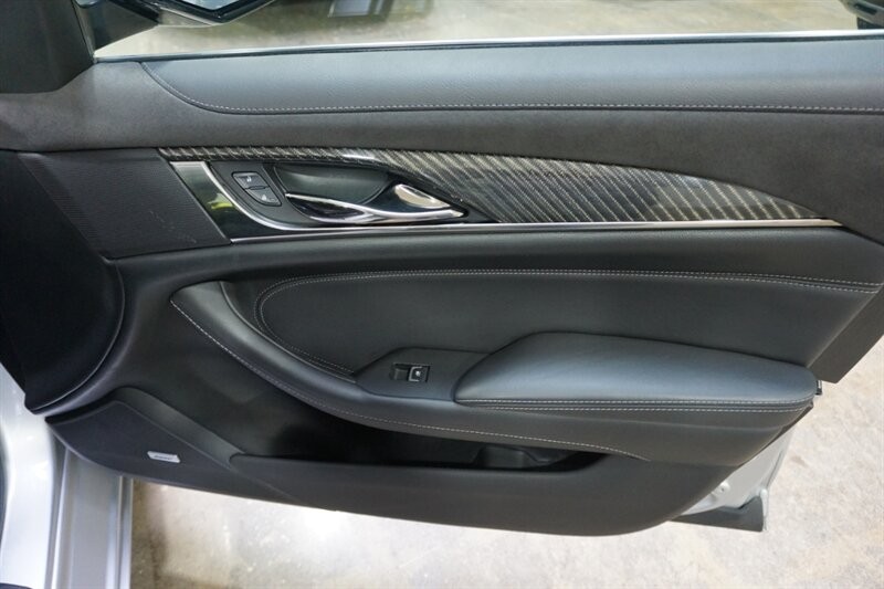 Cadillac CTS 3.6L Premium Luxury Vehicle Full-screen Gallery Image 34