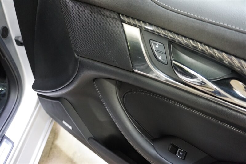 Cadillac CTS 3.6L Premium Luxury Vehicle Full-screen Gallery Image 35