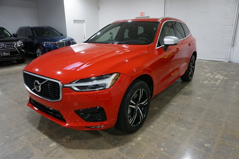 Volvo XC60 T6 R-Design Vehicle Full-screen Gallery Image 01