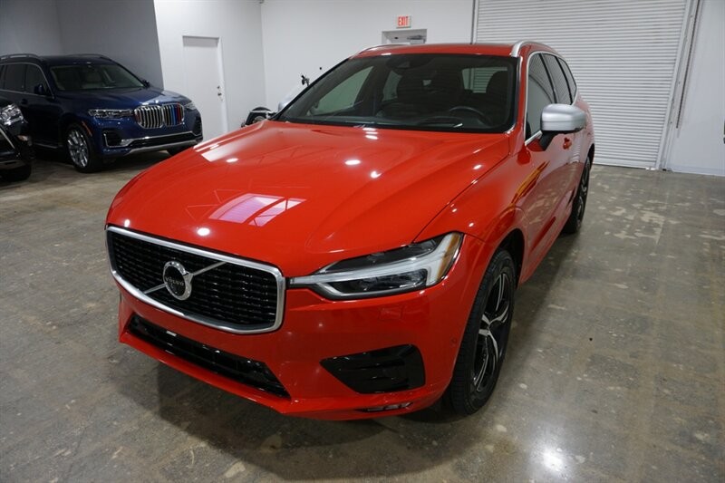 Volvo XC60 T6 R-Design Vehicle Full-screen Gallery Image 02