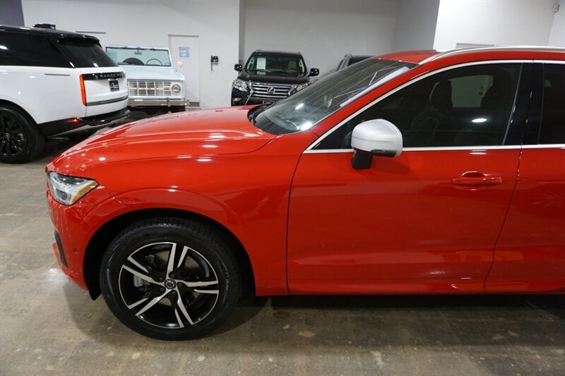 Volvo XC60 T6 R-Design Vehicle Full-screen Gallery Image 03