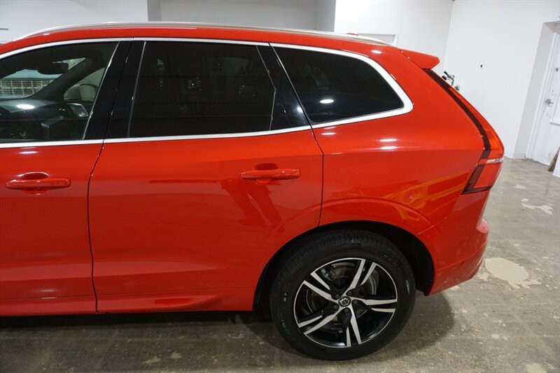 Volvo XC60 T6 R-Design Vehicle Full-screen Gallery Image 04