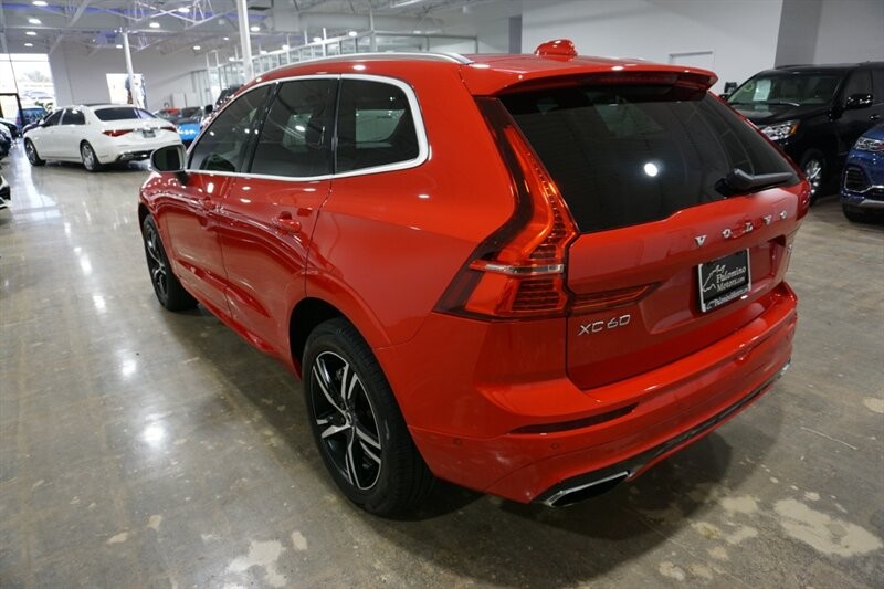Volvo XC60 T6 R-Design Vehicle Full-screen Gallery Image 06