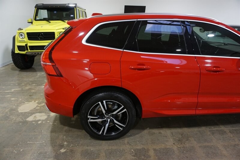 Volvo XC60 T6 R-Design Vehicle Full-screen Gallery Image 10